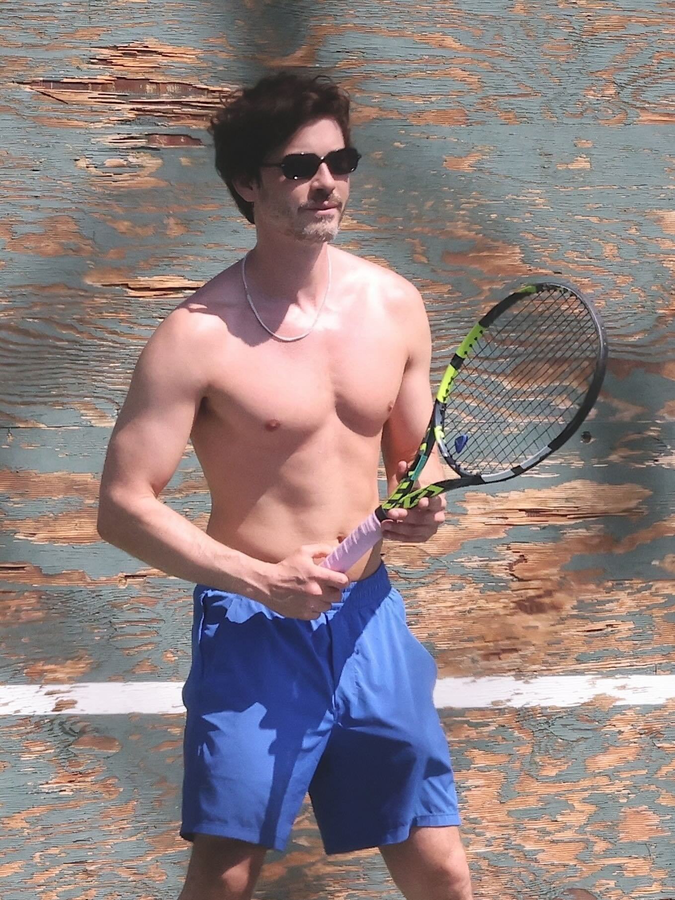 「波西·杰克逊」罗根·勒曼（Logan Lerman）上周在洛杉矶被拍到裸上本身