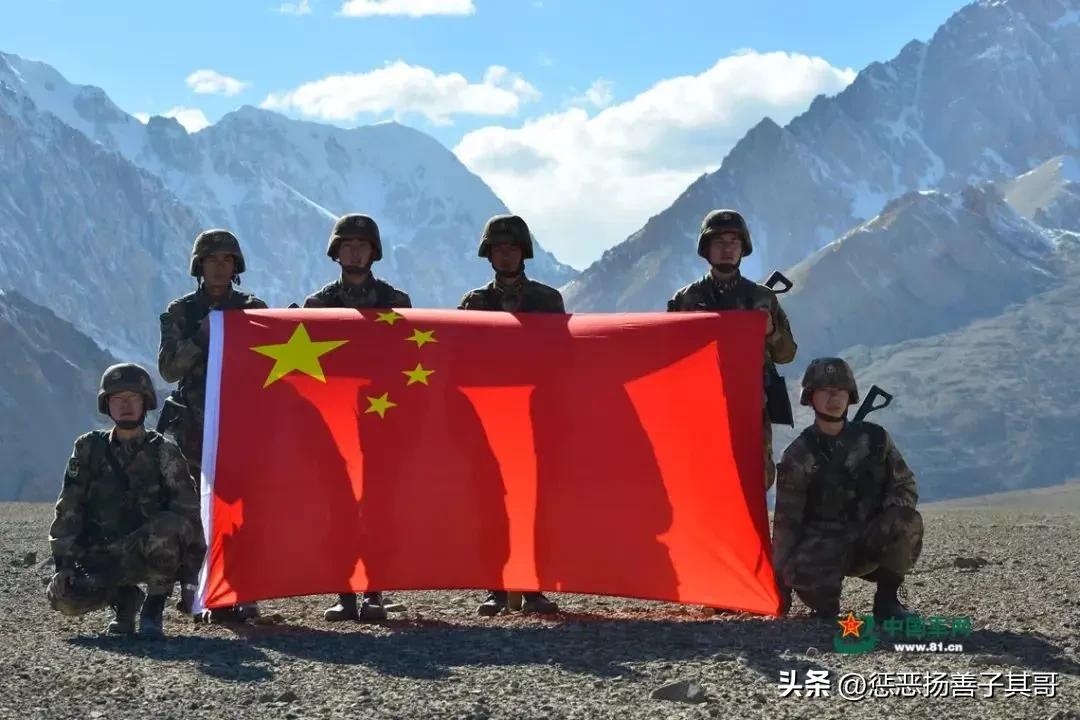 我爱五星红旗。
      灾难深重的中华民族，在腐朽清王朝的黄龙旗下饱受屈辱。