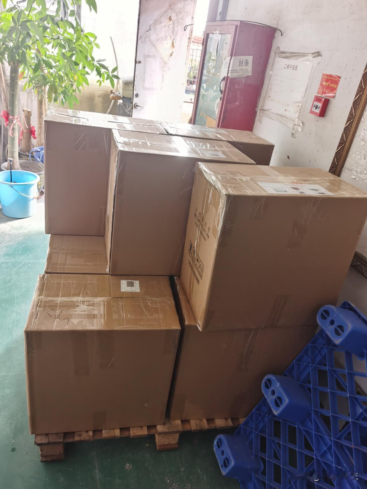 八月的外贸圈，似乎按下了"慢进键"。下午仓库里静悄悄的，半天只出了这一卡板货，整