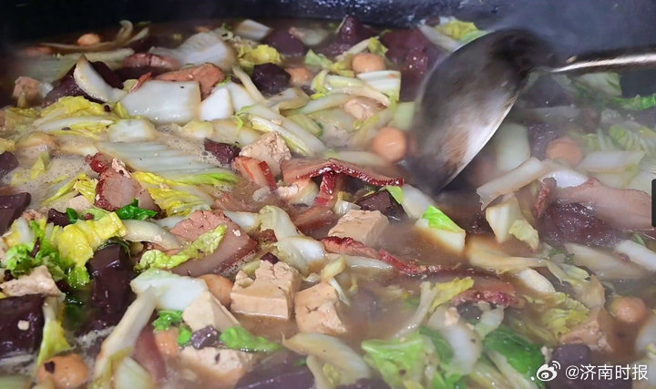 【#菏泽一饭店熬热乎大锅菜送环卫工#，已坚持了两年半】#被菏泽这碗大锅菜暖到了#