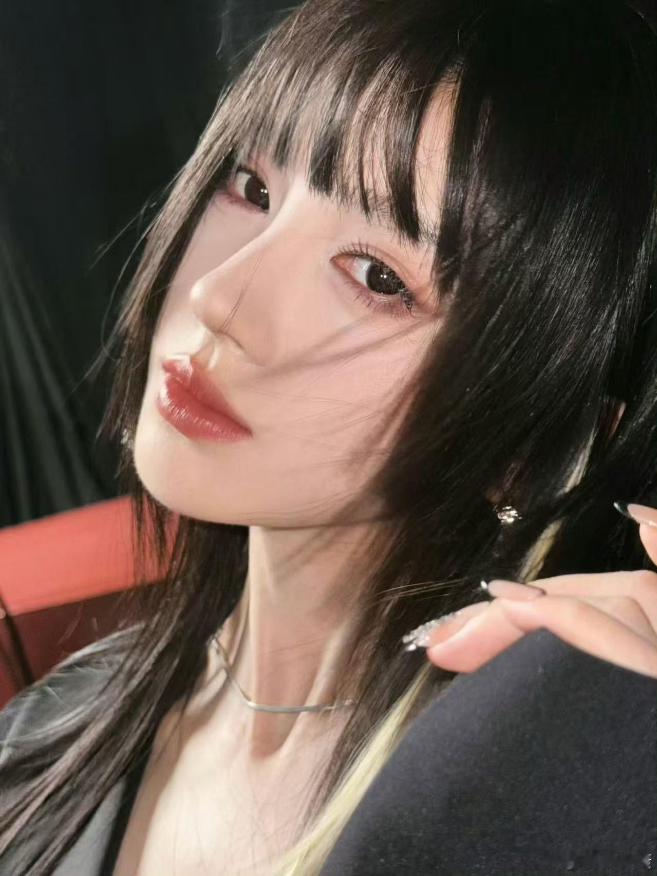 华天崎给鞠婧祎化的高智感Alpha妆华天崎为鞠婧祎化的高智感Alpha妆华天崎为