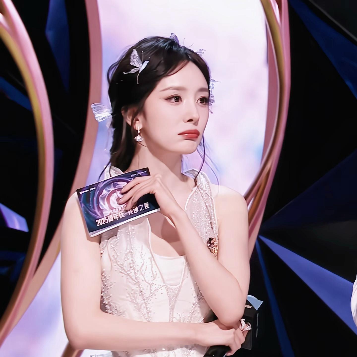 萌薯乐萌薯乐[抓狂][抓狂][抓狂] 杨幂美成啥了 ​​​