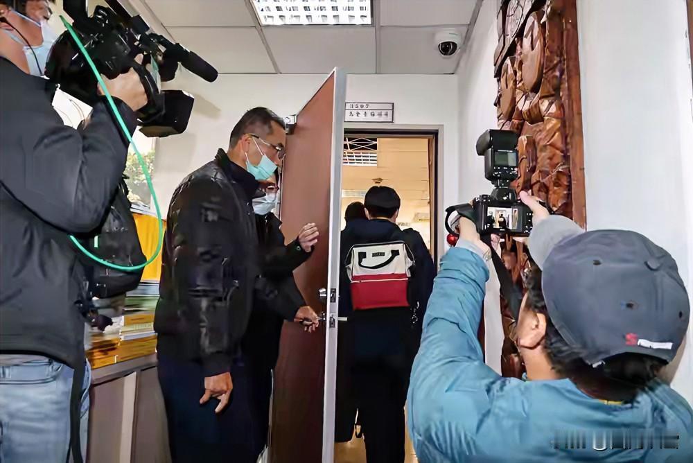 2月10日，高金素梅因长期监督台当局防务预算，遭检调大规模搜查，她和办公室18人