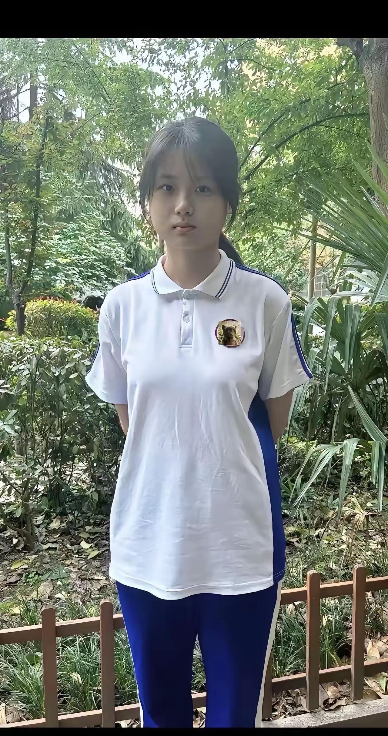 宛若旭日升，
今年上初中。
学习成绩好，
前途一片明。