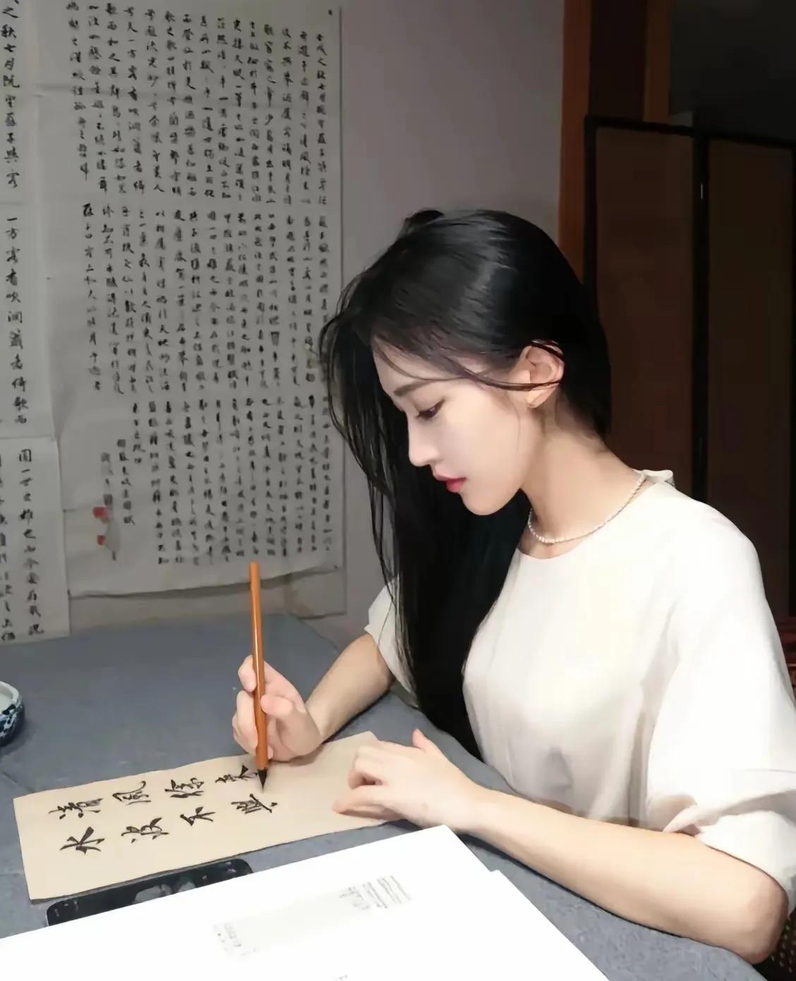 上联：笔墨纸砚书作友，
下联：梅兰竹菊花为媒。