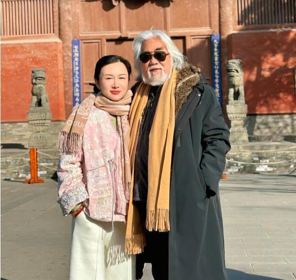 74岁张纪中和老婆杜星霖
现身大同市善化古寺祈福，
好像爸爸和女儿。

 当天张