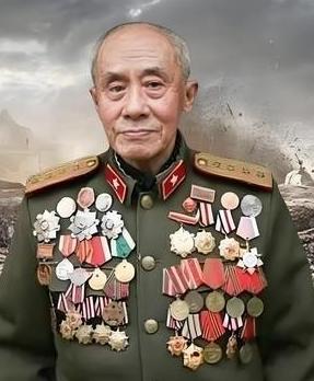 1938年，几十名日军正在河中央洗澡，被一名路过的八路军发现，本以为他会偷偷报告