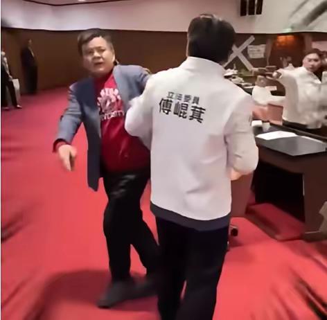 庄瑞雄向傅昆萁动粗  吴宗宪一个箭步冲过来

民进党立委庄瑞雄又耍横了！在立法院