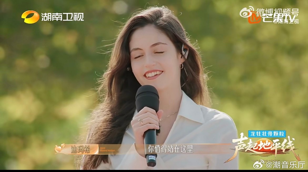 迪玛希录综艺认了个妹妹迪玛希大型夸夸现场！被朱莉亚的演唱实力圈粉，直接认作妹妹，