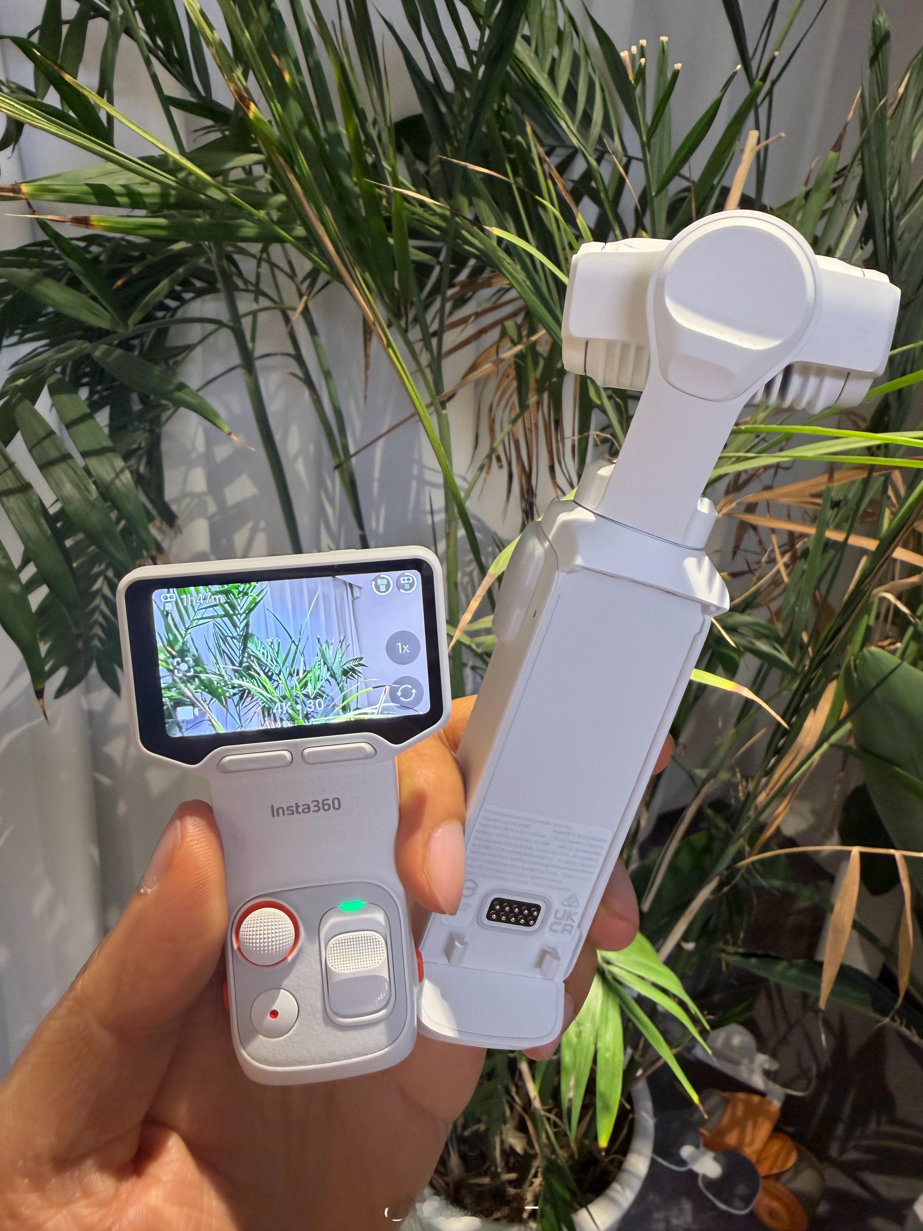 影石Luna Ultra比较有意思的点是可以把屏幕和控制按键拆下来单独用，不过我