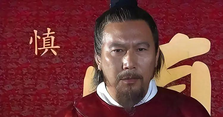 “朕赐你免死，却没说不杀谋逆！”当李善长颤抖着举起金牌，朱元璋的冷笑，彻底击碎了