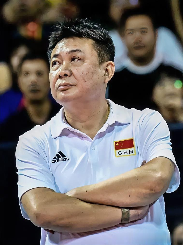 一个主教练暂停时要问队员，“是王云蕗还是吴梦洁在场上？”“李盈莹是不是在四号位？