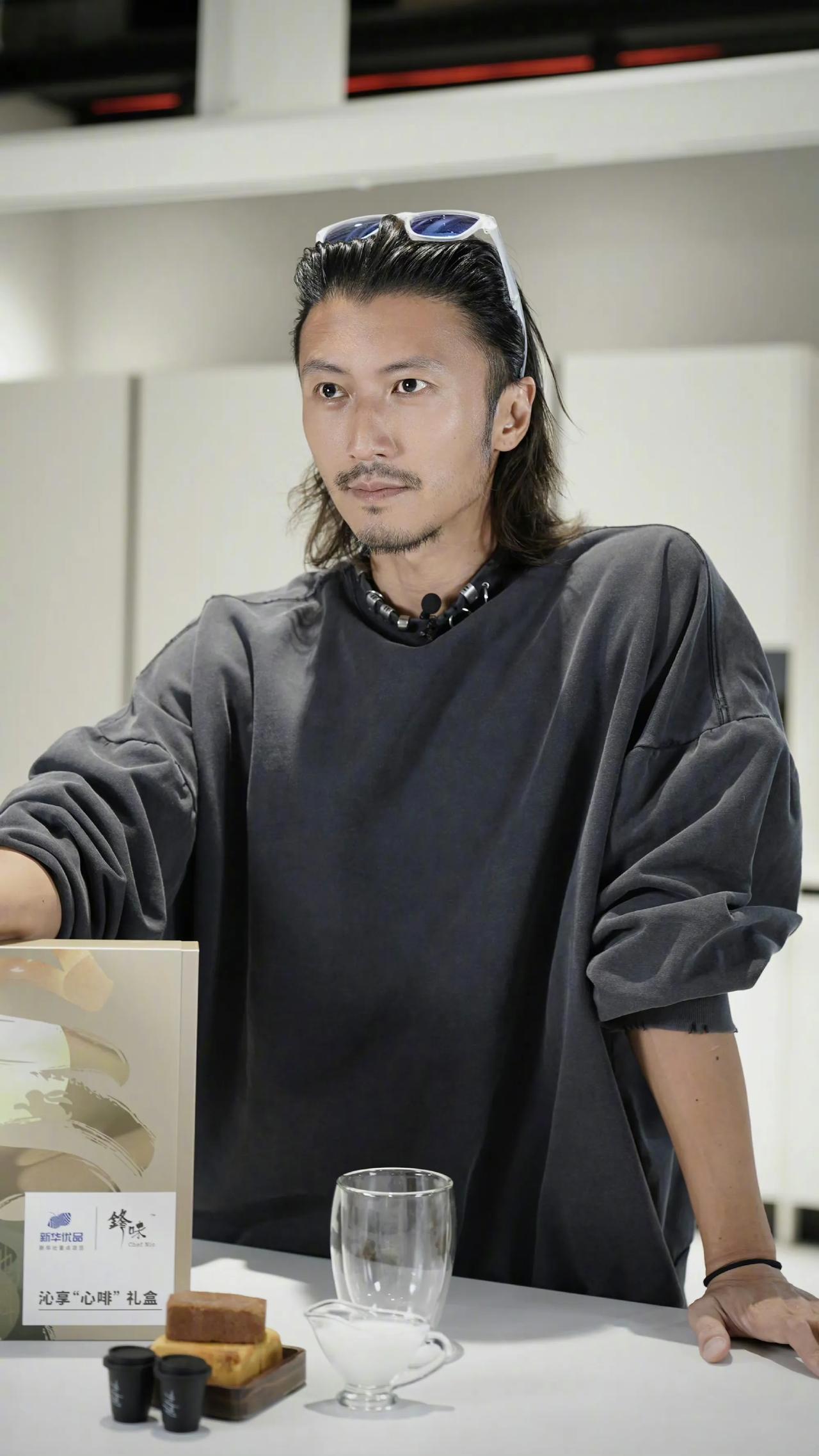 没想到，不喜欢洗头的他，头发也白了，胡须更是如此。
所以白头发跟保养无关，跟少洗