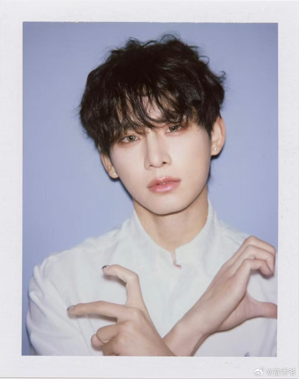 姚琛美甲返图姚琛美甲细节好会 姚琛这次生日造型真的很用心，连美甲都藏着小巧思，把