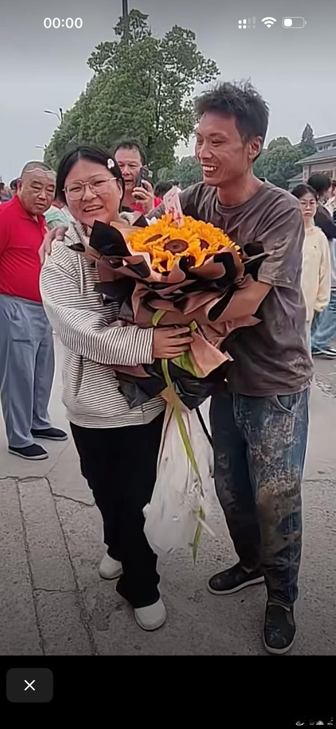 父亲身上的汗水和泥巴正是养活女儿的证明，女儿不嫌弃爸爸的工作是好样的，祝这位女同