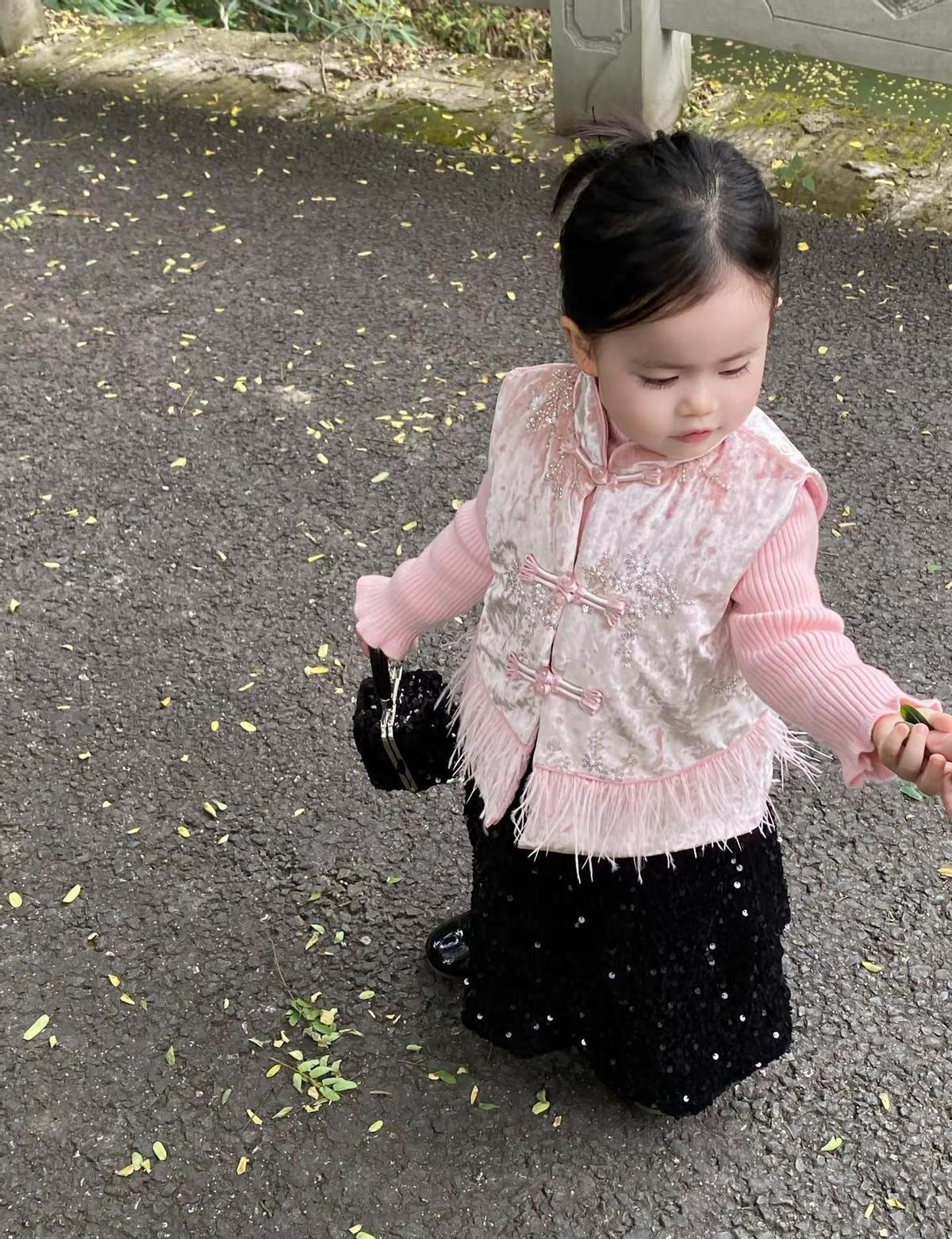 女儿这套新中式穿搭，真·国风古韵上身了。
不是那种花里胡哨的堆砌，而是把传统味道