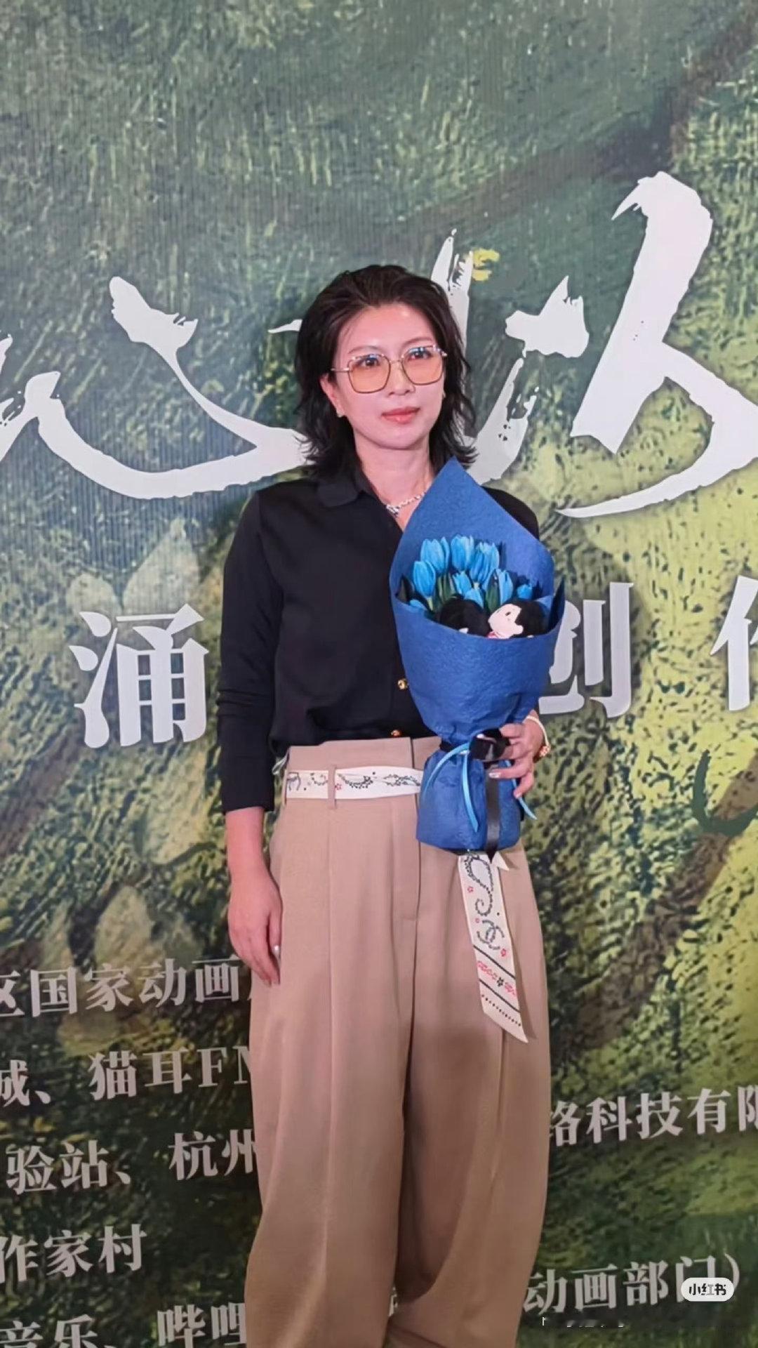 巫哲手里抱的是蒋丞顾飞巫哲出山了巫哲难得公开现身晋江作者大会，花束里藏着蒋丞顾飞