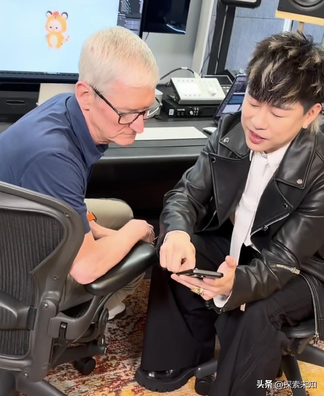 终于搞清楚

胡彦斌和库克明明是两个毫不相关的人，为何会聊的这么开心了

并不是