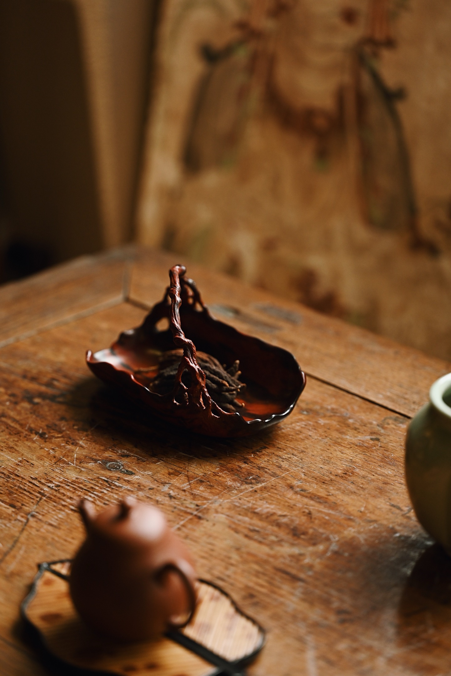 小叶紫檀 | 小果篮取料天然，巧思妙艺，随其料镂空雕刻盘根树节，盛瓜果静赏美景，