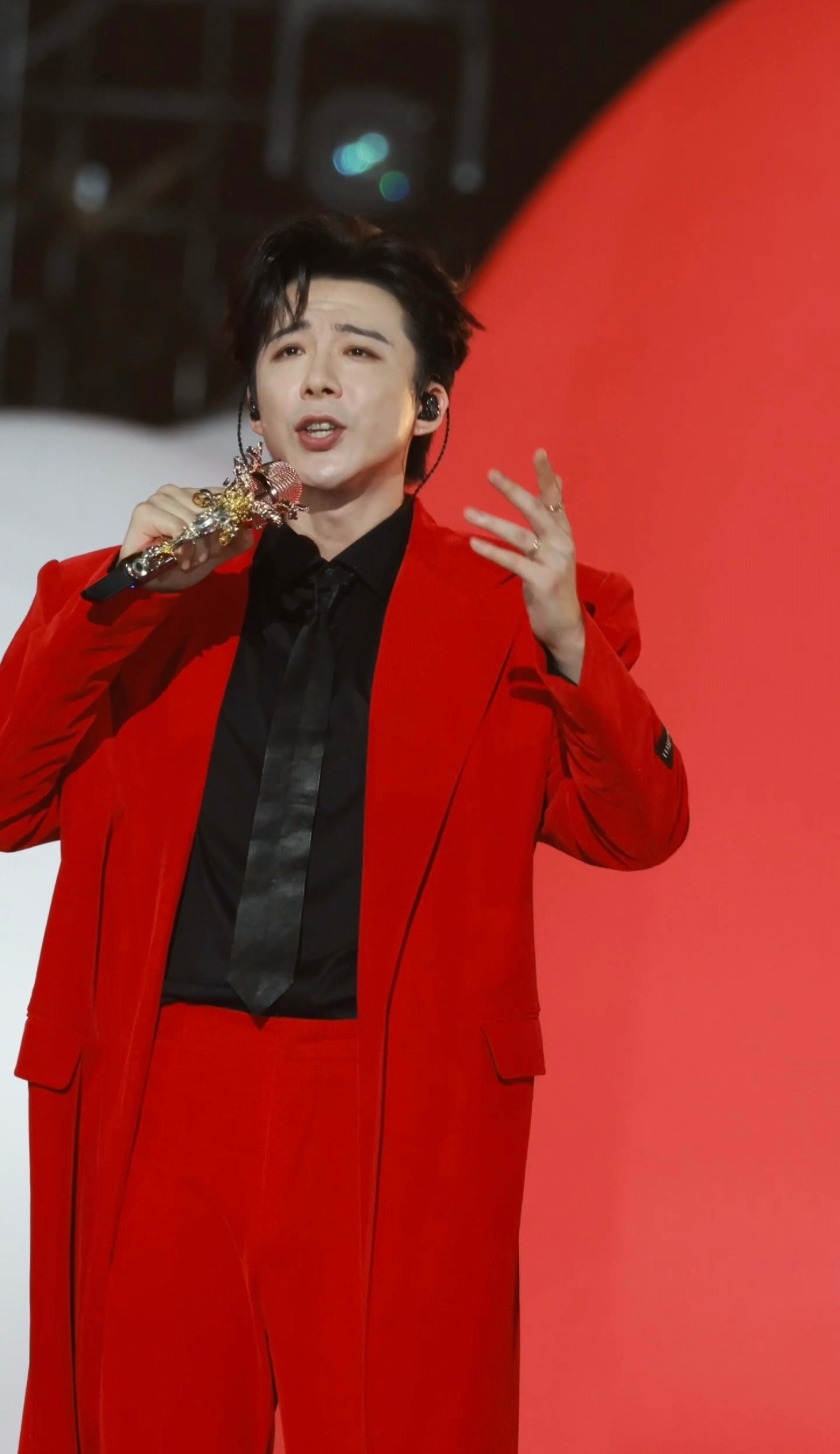 刘宇宁上场哇声一片618夏日歌会 红衫似火风姿卓绝，指尖眉眼全是戏，独一份的舞台