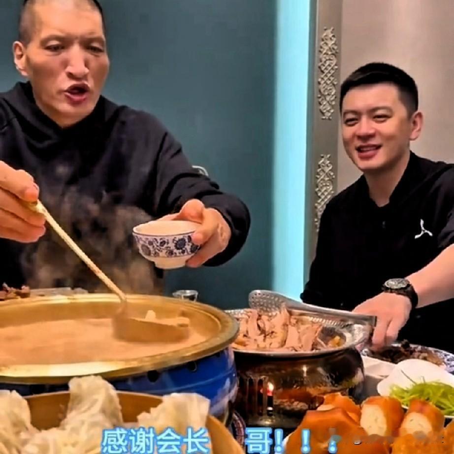 杨鸣无论走到哪，朋友遍天下！来到内蒙古，巴特尔特别招待他，一看就是交情莫逆，在杨