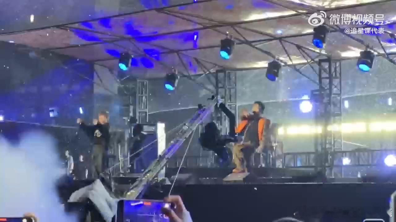 #Capper下了今年第一场雪#今年的初雪来得有点早，但更惊喜的是Capper带
