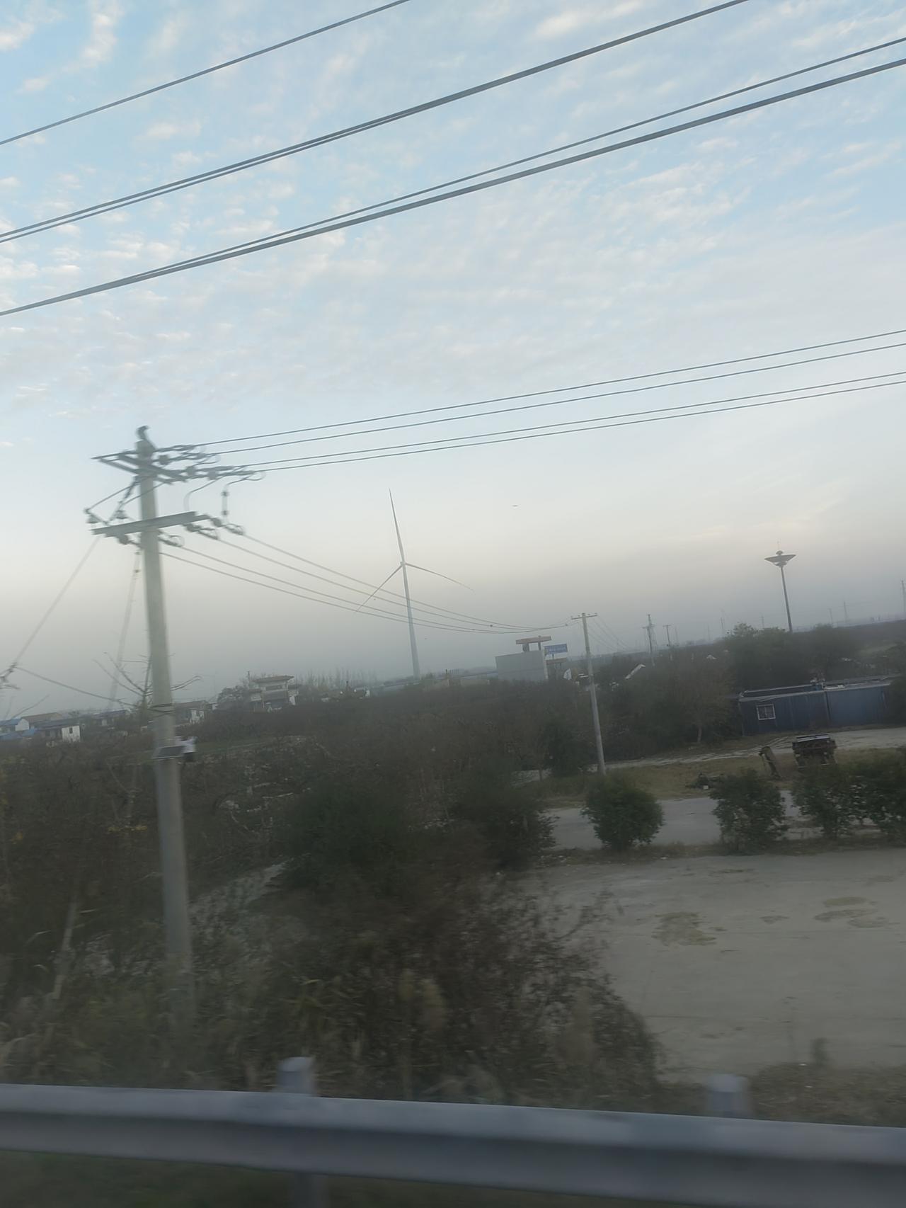 在经过金乡鱼台地面时，经常能看到很多的高大的立柱，上面是巨大的风车，我就纳闷了：