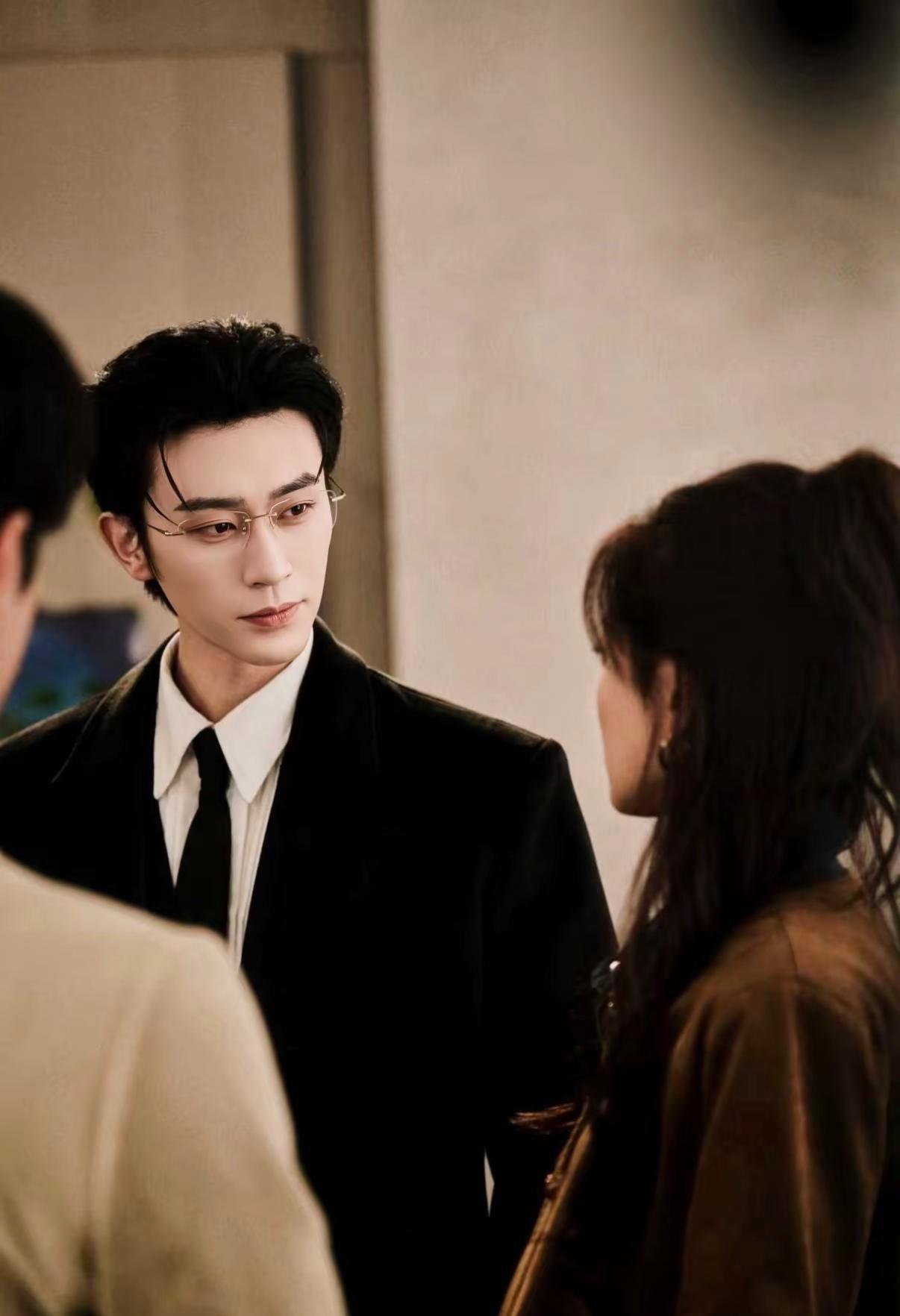 你刷到没？
沉思把袁雨涵按在落地窗前，指节泛白捏着下巴，3天刷爆12亿！
之前原