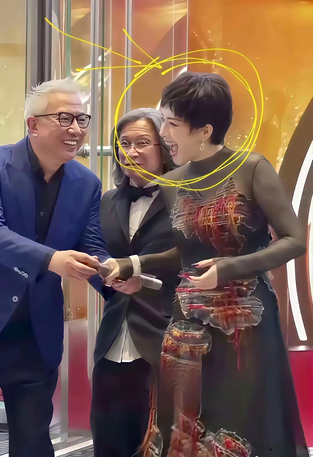 章子怡的发型变了，似乎变成了另外一个人，这是她在上海电影节活动中的现场画面，旁边