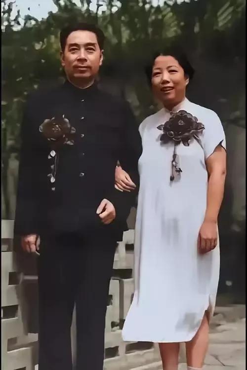 珍贵的一张照片。
这是一张1950年，周恩来总理和夫人邓颖超结婚25周年的珍贵合