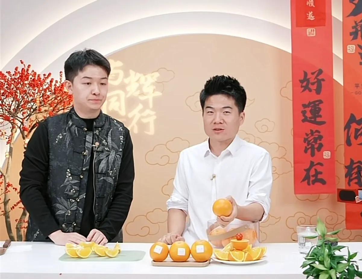 今天奉节脐橙返场，又卖了6万单
观众留言担心董宇辉亏钱
董宇辉让大家不用在意这些