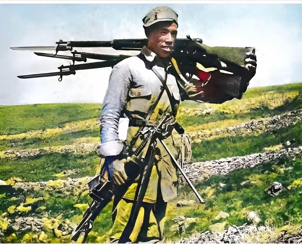 一次白刃战中，一名身高1米92，体重200斤的中国战士，突然大喊着杀入日军。平均