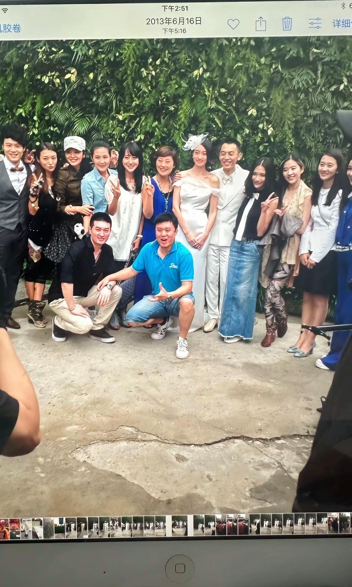 网友的父母拍下了刘亦菲2013年出席朱亚文婚礼时的照片：

镜头中的刘亦菲长发垂