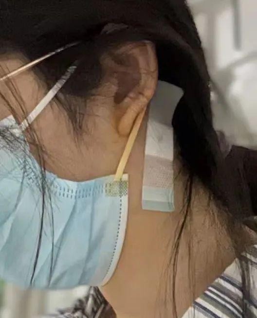 在日常生活中，颈部突然出现一个硬硬的小包时，很多人可能会忽视它，认为是普通的淋巴