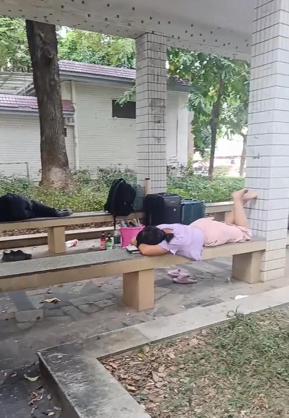 没有文凭，岁数又大，
工作真的不好找吗？
带着行李，四处碰壁，
工作没着落，落脚