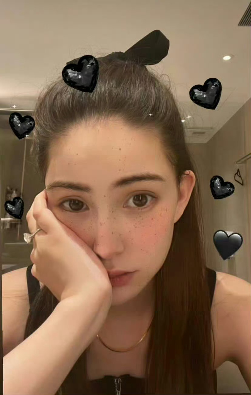 手上的鸽子蛋有点耀眼