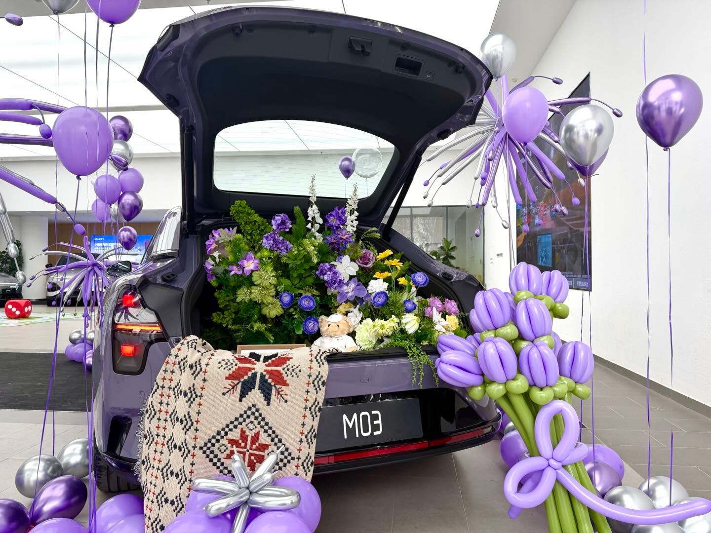 小鹏MONA M03刚上市第一个周末，门店直接被年轻人挤满了，人气高到离谱。好多