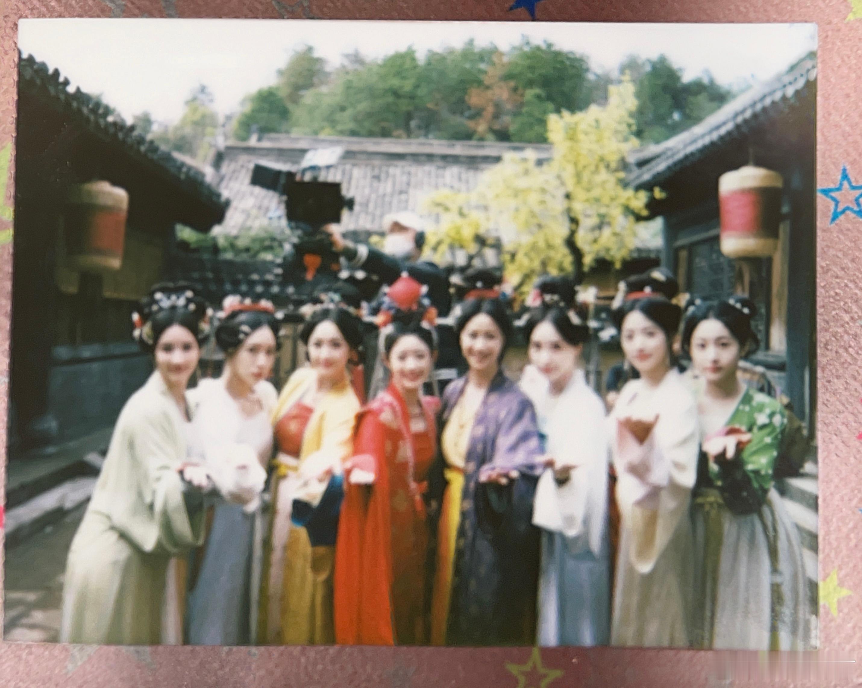 吴宣仪福慧  wxy 吴宣仪五福临门  一张五福临门合作演员发的吴宣仪福慧合照存