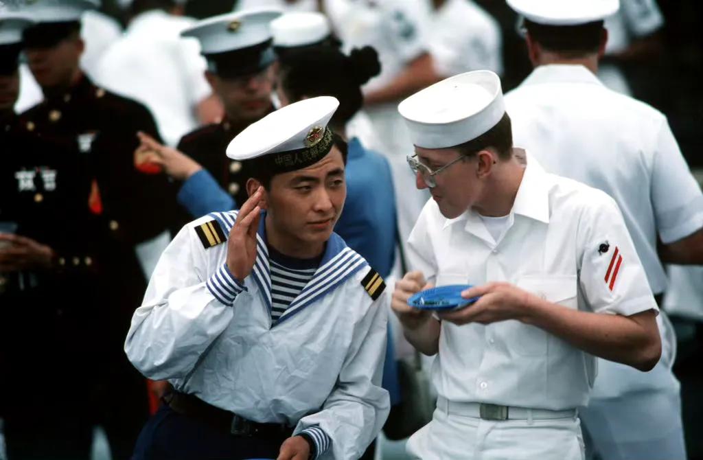 中国水兵与美国水兵交谈，上海，1989年5月摄。 ​​​