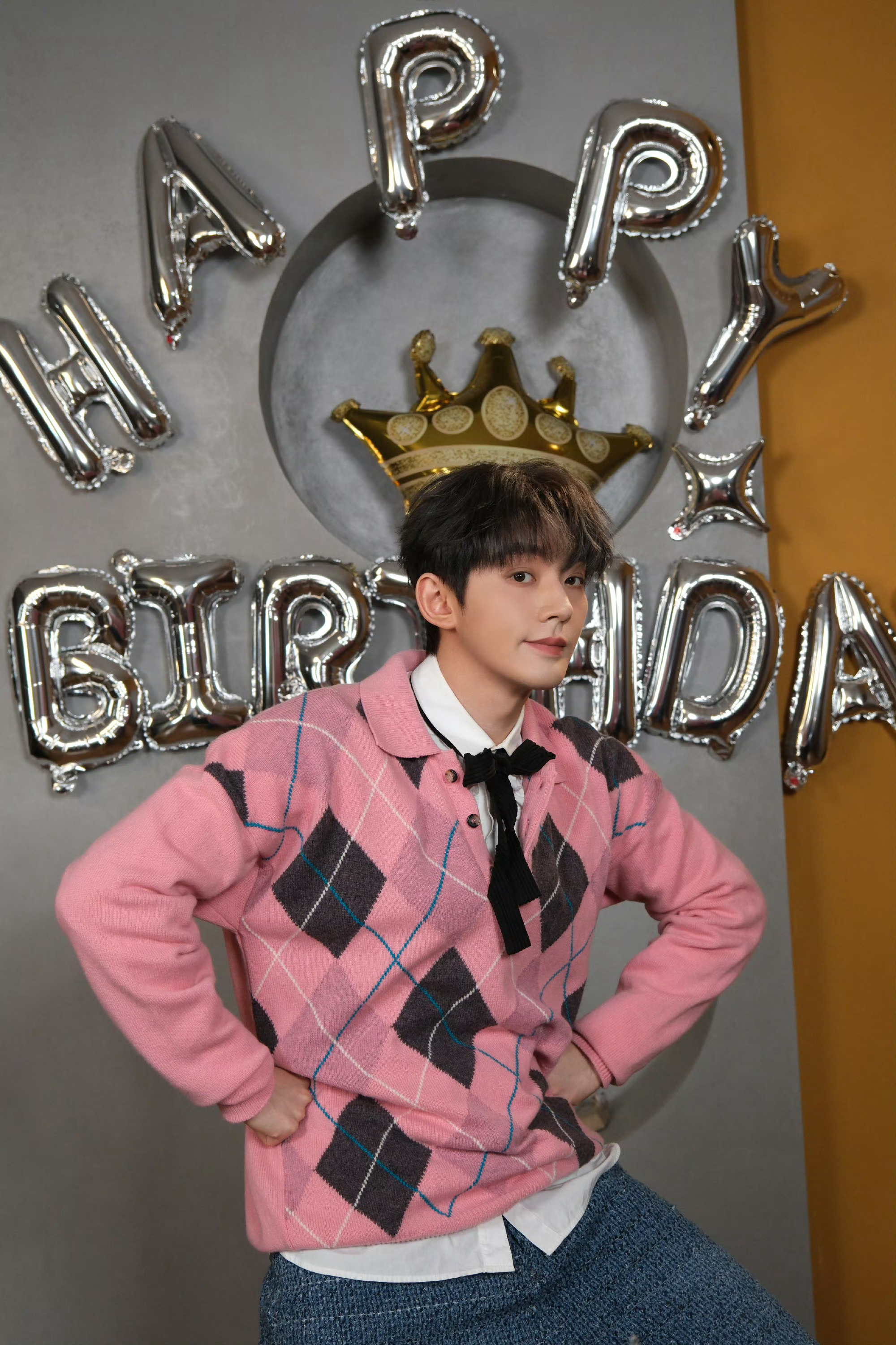 邓为0226生日快乐我靠嫩回18岁啊  粉色英伦学院风  这位帅哥认识一下呗