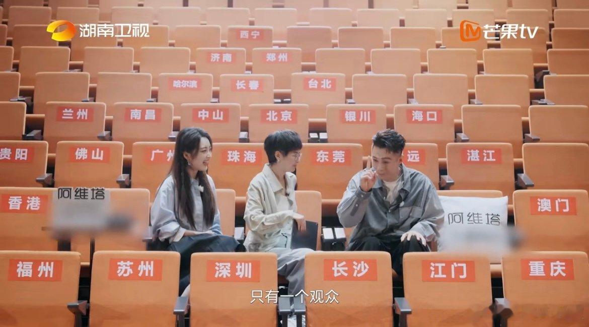 真正的歌手，从不会因观众数量打折，周柏豪用一场一人的演唱，让我们看见音乐最本真的