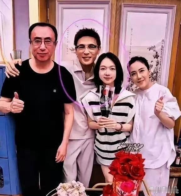 吴谨言领证后首次晒全家福，婆婆颜值高的抢镜啊，公公更是淳朴 