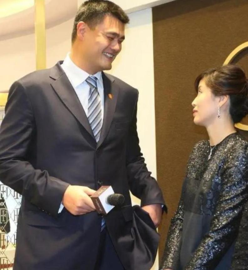 一次，有人问叶莉："嫁给身高2米26，体重400多斤的姚明是什么样的体验？"叶莉