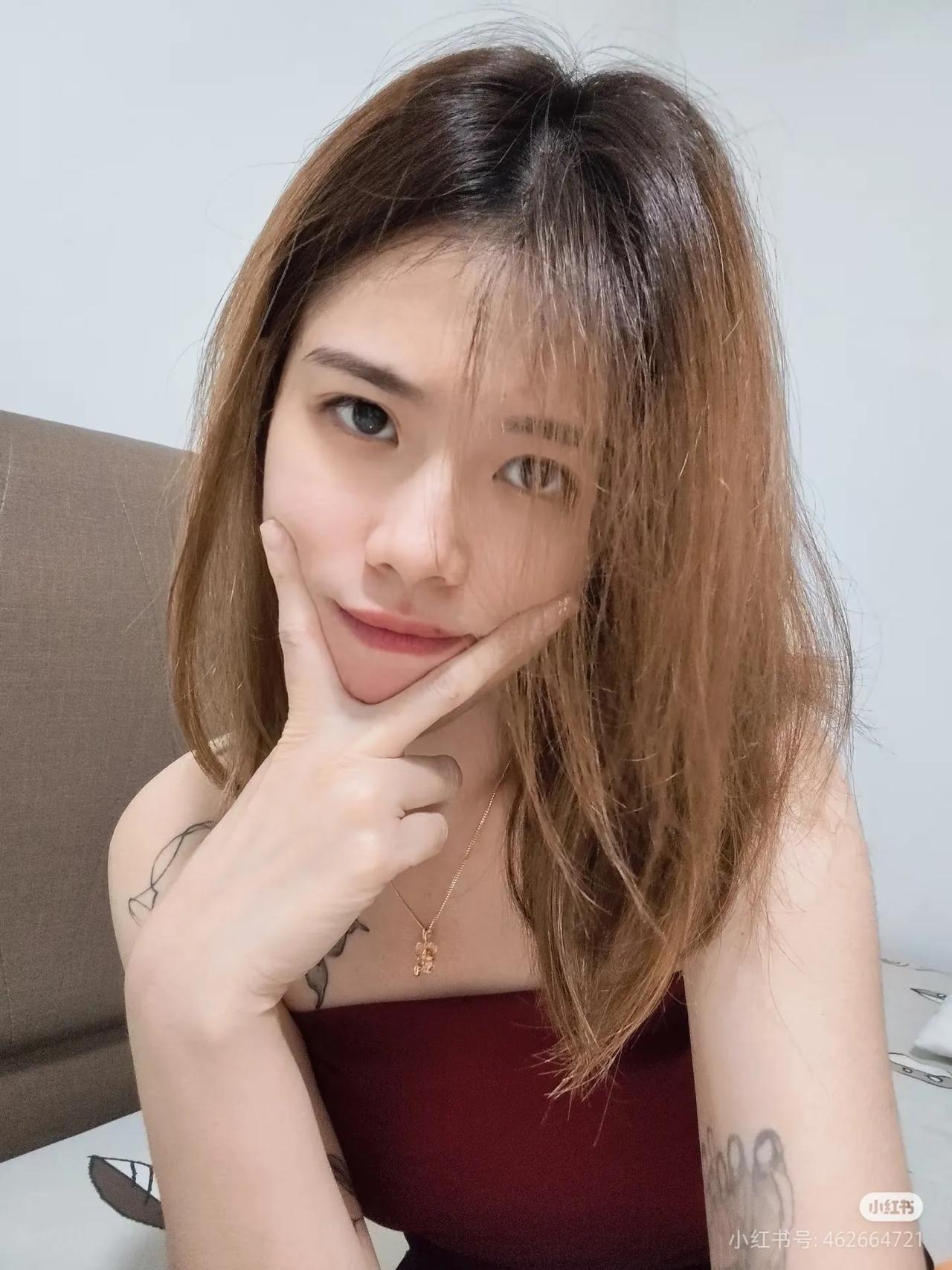 话说新加坡近几年就推出了许多样靓身材正，气质也相当不错的新晋博主，而婷婷就是其中