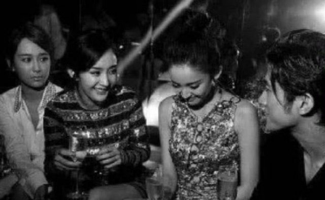 杨紫应该很羡慕古力娜扎吧，被俊男美女同时看着。 ​​​