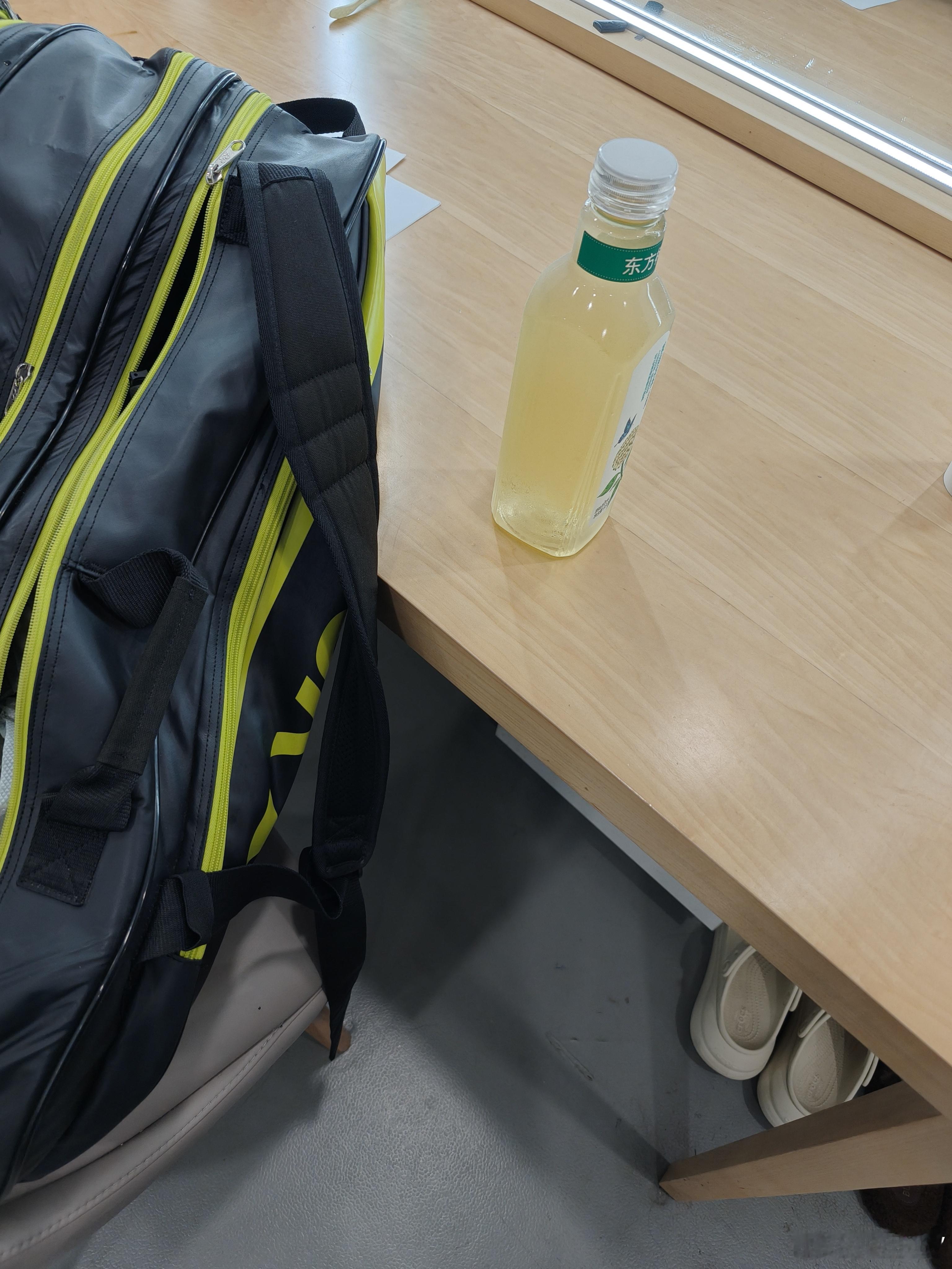 罗森便利店里大瓶的青柑普洱这几天被我喝断货了，今天只有茉莉花茶喝了，就是颜色和味