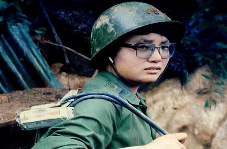 1987年，一女兵在老山哨卡被哨兵拦住，立马从腰间掏出一颗手榴弹

1987年，