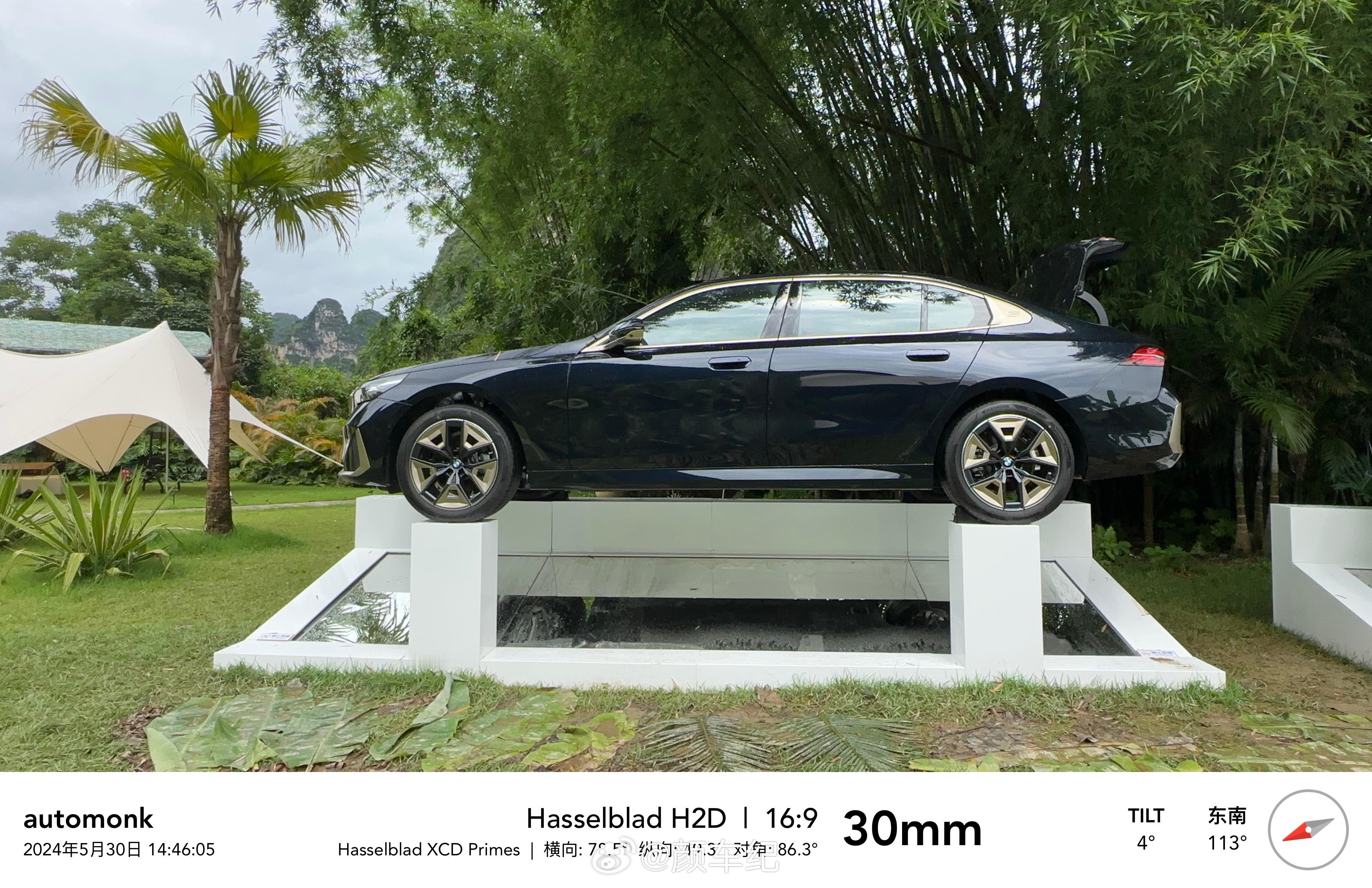 分享一个关于全新一代5系燃油、纯电两款车型在后悬部份的有趣知识点，即燃油版5系全