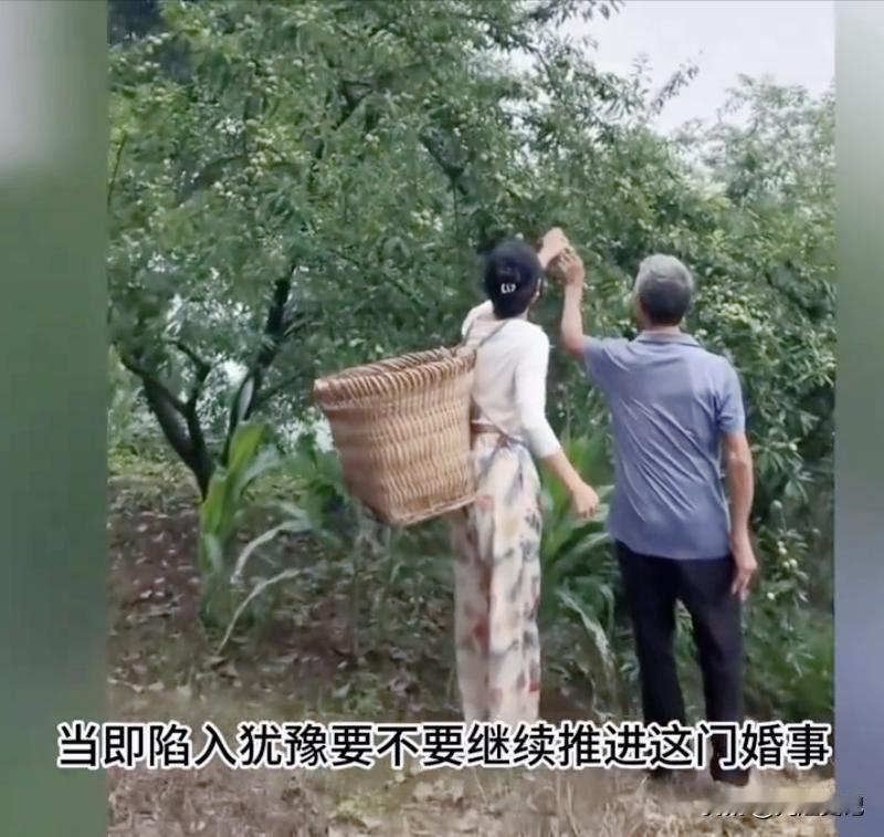 30岁男子第一次到相亲对象家，看到女生漂亮顿时心中欢喜，但看到其家境后又陷入犹豫