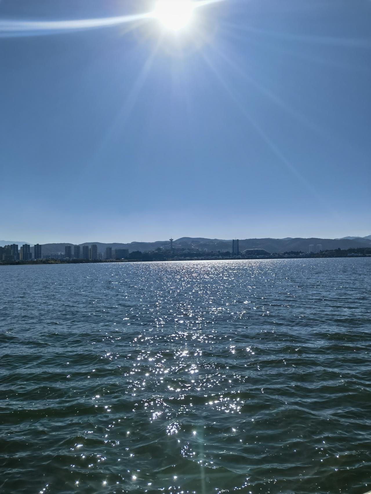 云南旅游系列篇（五）
标题：大理洱海
旅游的第二站来到了大理洱海。
刚从洱海游船